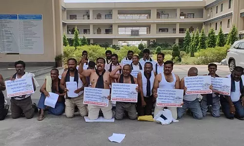 Suryapet: पूर्व सरपंचों ने पेंडिंग बिलों को लेकर शर्टलेस होकर विरोध प्रदर्शन किया Suryapet: पूर्व सरपंचों ने पेंडिंग बिलों को लेकर शर्टलेस होकर विरोध प्रदर्शन किया