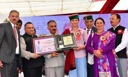Himachal CM ने नाहन में राज्य स्तरीय समारोह में सफल महिलाओं को सम्मानित किया Himachal CM ने नाहन में राज्य स्तरीय समारोह में सफल महिलाओं को सम्मानित किया