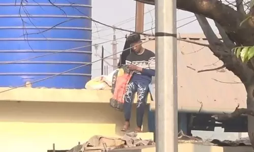 आमानाका चौपाटी में खुलेआम बिक रही अवैध शराब, वीडियो वायरल आमानाका चौपाटी में खुलेआम बिक रही अवैध शराब, वीडियो वायरल