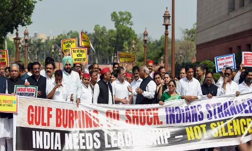 पश्चिम एशिया संकट पर Lok Sabha में हंगामा पश्चिम एशिया संकट पर Lok Sabha में हंगामा