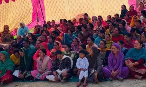 Himachal: गुरकोठा की महिलाओं ने पोस्ट ऑफिस के ट्रांसफर के खिलाफ डिपार्टमेंट को खून से लिखा पत्र Himachal: गुरकोठा की महिलाओं ने पोस्ट ऑफिस के ट्रांसफर के खिलाफ डिपार्टमेंट को खून से लिखा पत्र