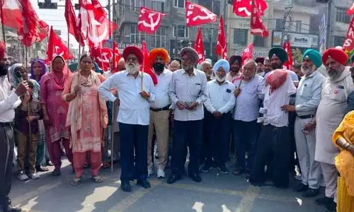 Amritsar: लेफ्ट पार्टियों ने ईरान पर युद्ध का विरोध किया, आर्थिक अस्थिरता की चेतावनी दी Amritsar: लेफ्ट पार्टियों ने ईरान पर युद्ध का विरोध किया, आर्थिक अस्थिरता की चेतावनी दी