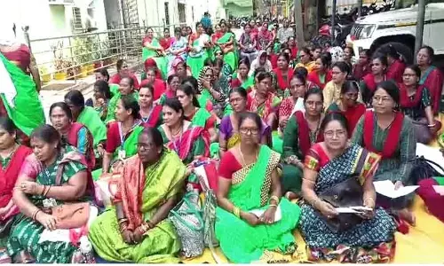 Ganjam में महिला हेल्थ वर्कर्स का प्रमोशन को लेकर धरना Ganjam में महिला हेल्थ वर्कर्स का प्रमोशन को लेकर धरना