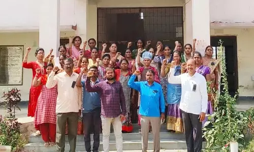 समस्याओं के समाधान की मांग को लेकर KGBV में काले बैज पहने प्रदर्शनकारी समस्याओं के समाधान की मांग को लेकर KGBV में काले बैज पहने प्रदर्शनकारी