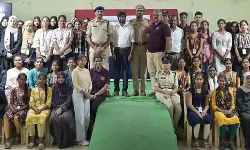 छात्राओं को साइबर सुरक्षा को लेकर DSP की सलाह