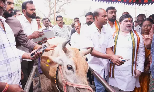 Karimnagar के नवाबपेट गांव में प्रभाकर ने विकास और वैक्सीनेशन की अपील की Karimnagar के नवाबपेट गांव में प्रभाकर ने विकास और वैक्सीनेशन की अपील की