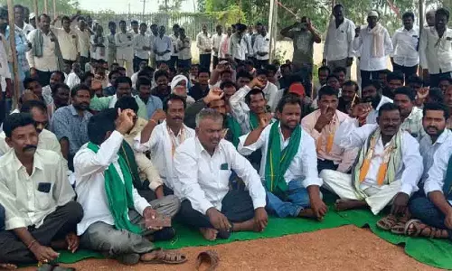 Khammam में मक्का किसानों को सपोर्ट प्राइस नहीं, व्यापारियों के दाम पर बेचने को मजबूर Khammam में मक्का किसानों को सपोर्ट प्राइस नहीं, व्यापारियों के दाम पर बेचने को मजबूर