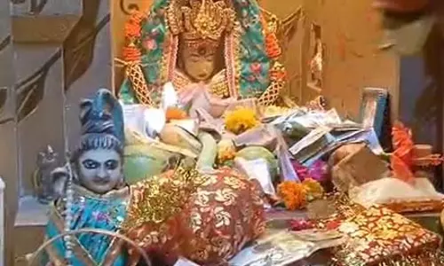 प्राचीन शीतला मंदिर में उमड़ी श्रद्धालुओं की भीड़, बसौड़ा पर्व पर भक्तों ने किए दर्शन प्राचीन शीतला मंदिर में उमड़ी श्रद्धालुओं की भीड़, बसौड़ा पर्व पर भक्तों ने किए दर्शन