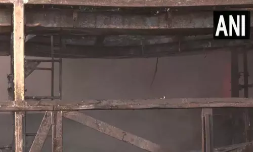 देखे वीडियो: रिंग रोड में भीषण आग, बस और गोदाम जलकर खाक