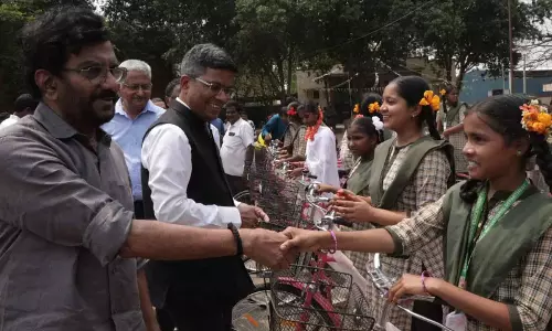 SEIL एनर्जी ने पोडालकुरु के स्कूलों में 576 साइकिलें वितरित की