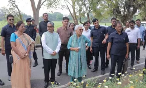 राज्यपाल ने देखीं छात्रों की रचनात्मक वॉल पेंटिंग्स, विश्वविद्यालय की बैठक में दिए दिशा-निर्देश