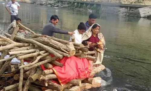 Bageshwar: बागेश्वर में बेटियों का साहस, मां के अंतिम संस्कार में निभाई पारंपरिक जिम्मेदारी Bageshwar: बागेश्वर में बेटियों का साहस, मां के अंतिम संस्कार में निभाई पारंपरिक जिम्मेदारी