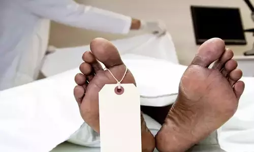 Lucknow: बंथरा में किसान की संदिग्ध मौत, फांसी के फंदे पर मिला शव Lucknow: बंथरा में किसान की संदिग्ध मौत, फांसी के फंदे पर मिला शव