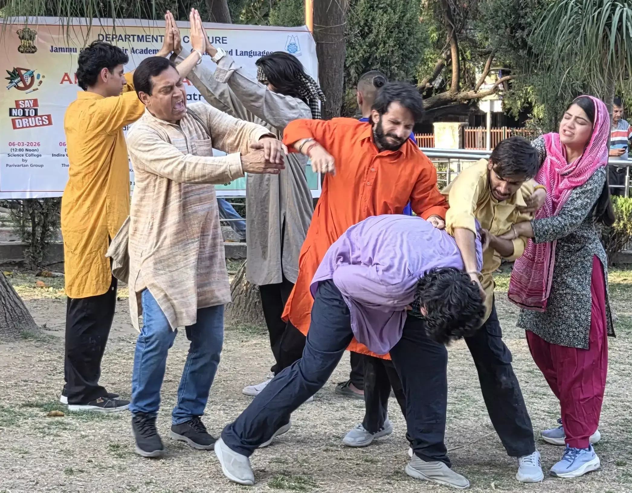 Jammu: रानी पार्क में रंगमंच के जरिए ड्रग्स के खतरे पर जागरूकता Jammu: रानी पार्क में रंगमंच के जरिए ड्रग्स के खतरे पर जागरूकता