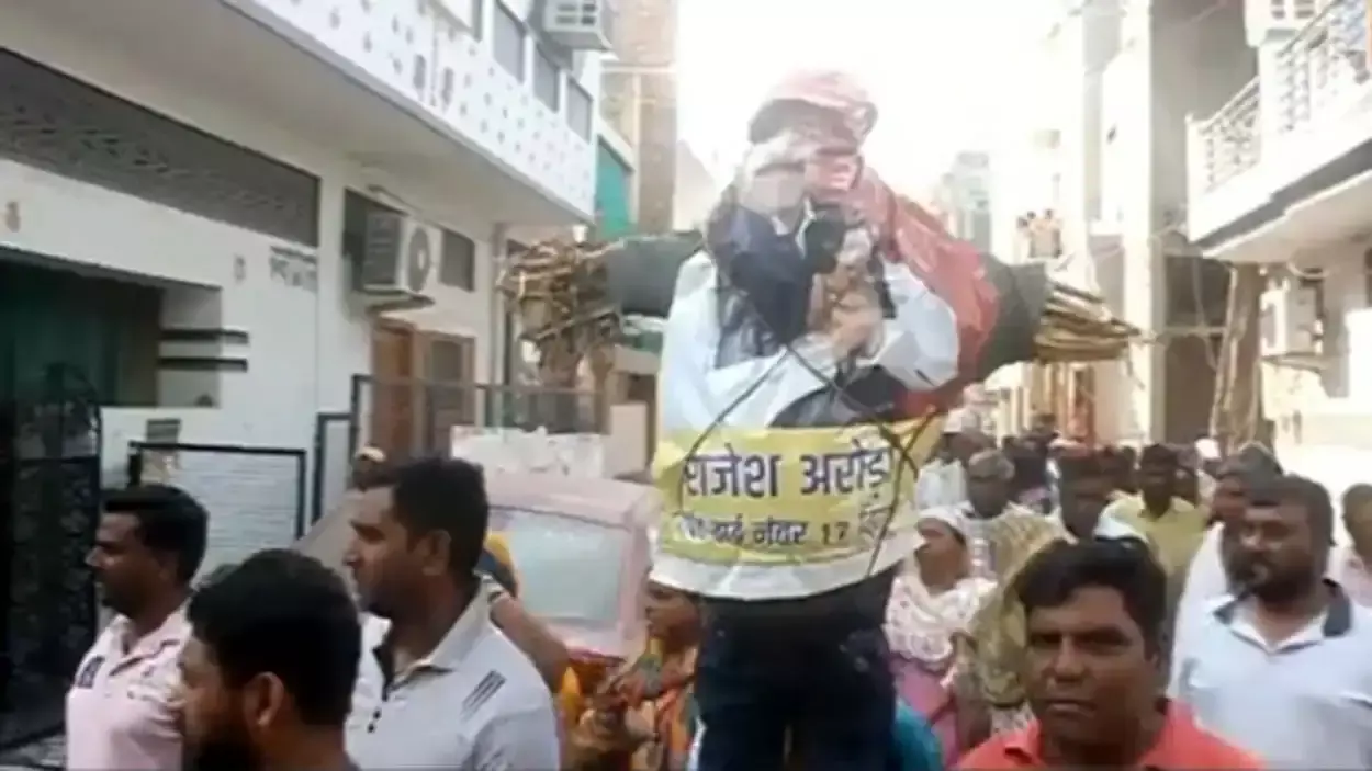 Hisar: विवाद के बाद सफाई कर्मियों ने पार्षद के खिलाफ किया प्रदर्शन Hisar: विवाद के बाद सफाई कर्मियों ने पार्षद के खिलाफ किया प्रदर्शन