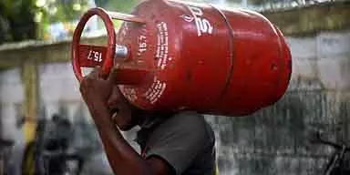 LPG की कीमत में बढ़ोतरी: वामपंथियों ने की निंदा LPG की कीमत में बढ़ोतरी: वामपंथियों ने की निंदा