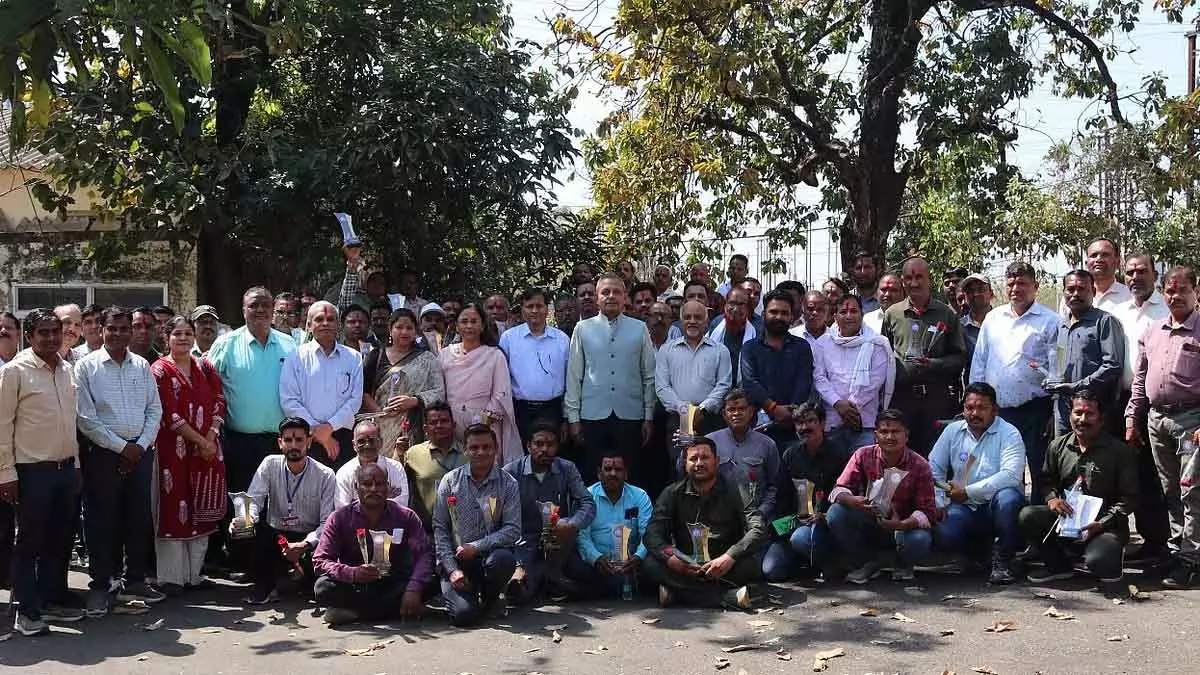 MP : MP ट्रांसको ने जबलपुर में पूरे राज्य के 75 लाइनमैनों को सम्मानित किया MP : MP ट्रांसको ने जबलपुर में पूरे राज्य के 75 लाइनमैनों को सम्मानित किया