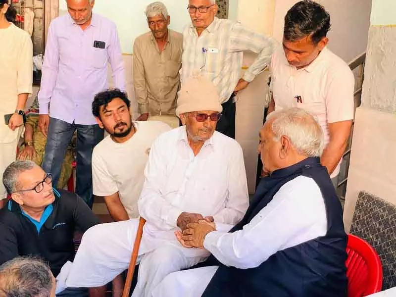भूपेंद्र हुड्डा ने Rohtak में स्क्वाड्रन लीडर अनुज शर्मा के परिजनों को दी सांत्वना भूपेंद्र हुड्डा ने Rohtak में स्क्वाड्रन लीडर अनुज शर्मा के परिजनों को दी सांत्वना