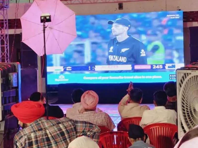 वर्ल्ड कप फाइनल: India-New Zealand T20 मैच के बाद सिरसा में शादी रुकी, लोगों ने तालियां बजाईं वर्ल्ड कप फाइनल: India-New Zealand T20 मैच के बाद सिरसा में शादी रुकी, लोगों ने तालियां बजाईं