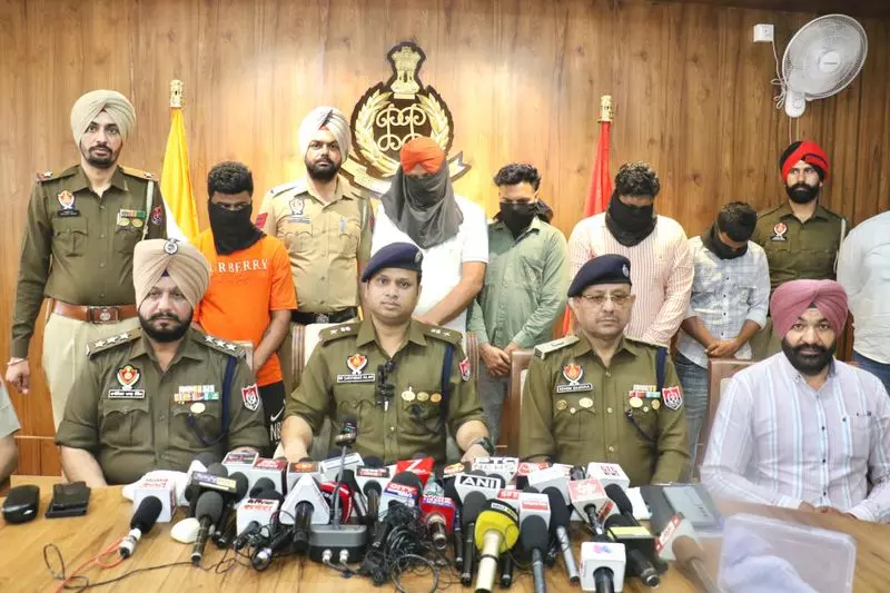 ईंट भट्ठा मालिक समेत 5 लोगों को जबरन वसूली के आरोप में गिरफ्तार ईंट भट्ठा मालिक समेत 5 लोगों को जबरन वसूली के आरोप में गिरफ्तार