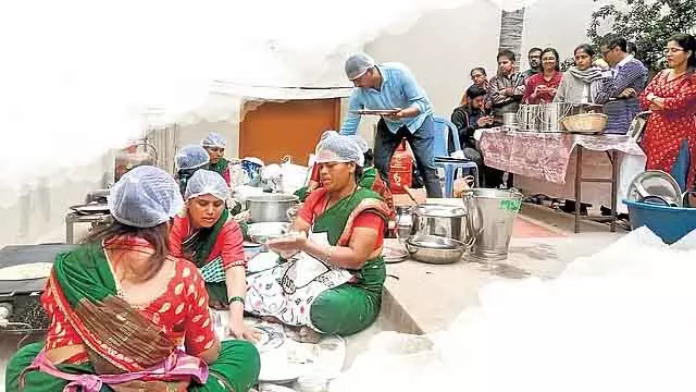 Womens Day Special : विजयपुरा जिले की वो महिलाएं जिन्होंने मक्के की रोटी बेचकर गुज़ारा किया Womens Day Special : विजयपुरा जिले की वो महिलाएं जिन्होंने मक्के की रोटी बेचकर गुज़ारा किया