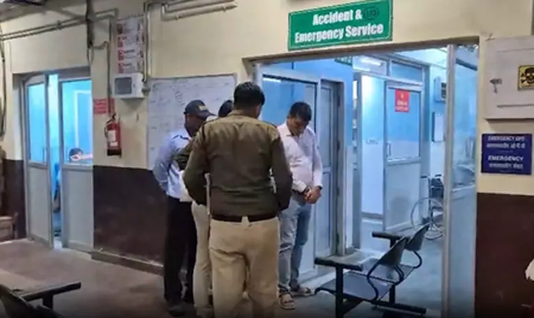 हॉस्पिटल में लड़की पर फेंका एसिड, आरोपी युवती फरार हॉस्पिटल में लड़की पर फेंका एसिड, आरोपी युवती फरार