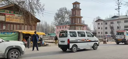 कश्मीर घाटी में प्रदर्शन के बाद स्थिति सामान्य, प्रमुख चौराहों पर ट्रैफिक कंट्रोल करने के निर्देश कश्मीर घाटी में प्रदर्शन के बाद स्थिति सामान्य, प्रमुख चौराहों पर ट्रैफिक कंट्रोल करने के निर्देश