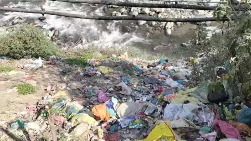 Kullu के नालों और पहाड़ियों पर कचरा जमा Kullu के नालों और पहाड़ियों पर कचरा जमा
