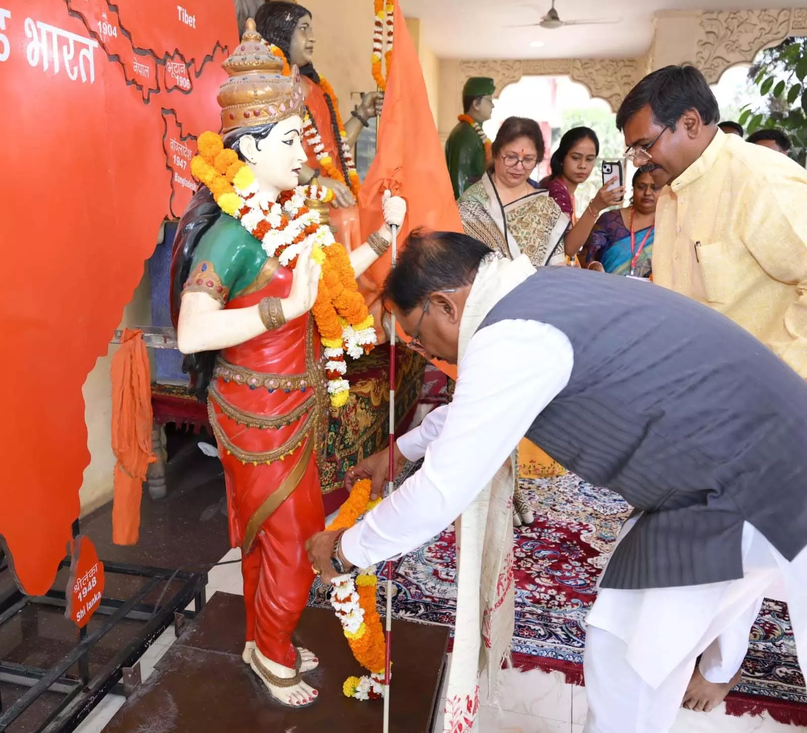 CM साय ने बीएसएस प्रणवानंद स्कूल के कल्चरल एंड हेरिटेज म्यूजियम का किया अवलोकन CM साय ने बीएसएस प्रणवानंद स्कूल के कल्चरल एंड हेरिटेज म्यूजियम का किया अवलोकन