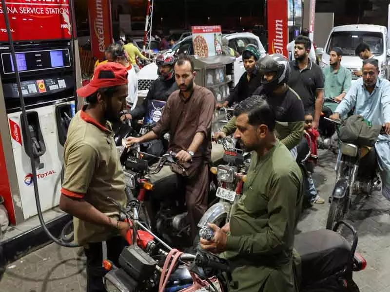 Pakistans का तेल इंपोर्ट बिल $600 मिलियन तक बढ़ सकता है: फाइनेंस मिनिस्टर Pakistans का तेल इंपोर्ट बिल $600 मिलियन तक बढ़ सकता है: फाइनेंस मिनिस्टर