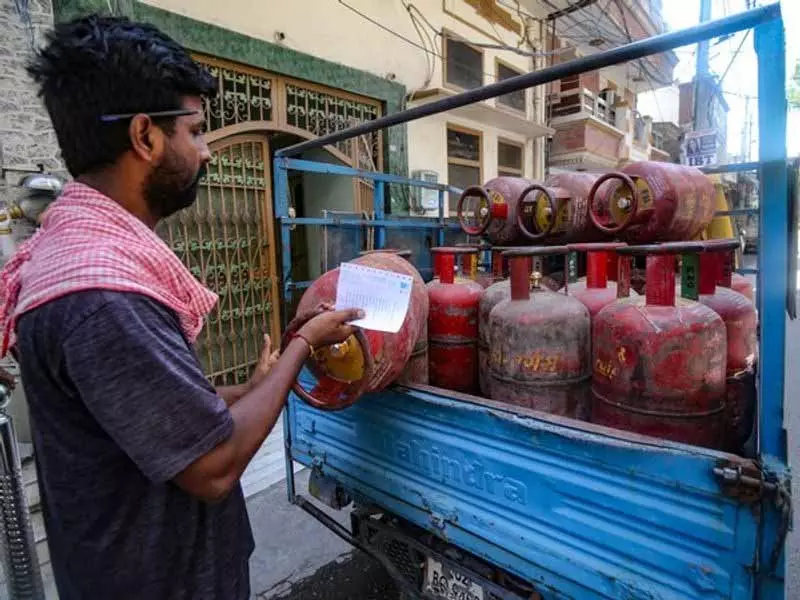 ग्लोबल सप्लाई संकट के बीच पंजाब में कमर्शियल LPG की सप्लाई रोक दी गई ग्लोबल सप्लाई संकट के बीच पंजाब में कमर्शियल LPG की सप्लाई रोक दी गई