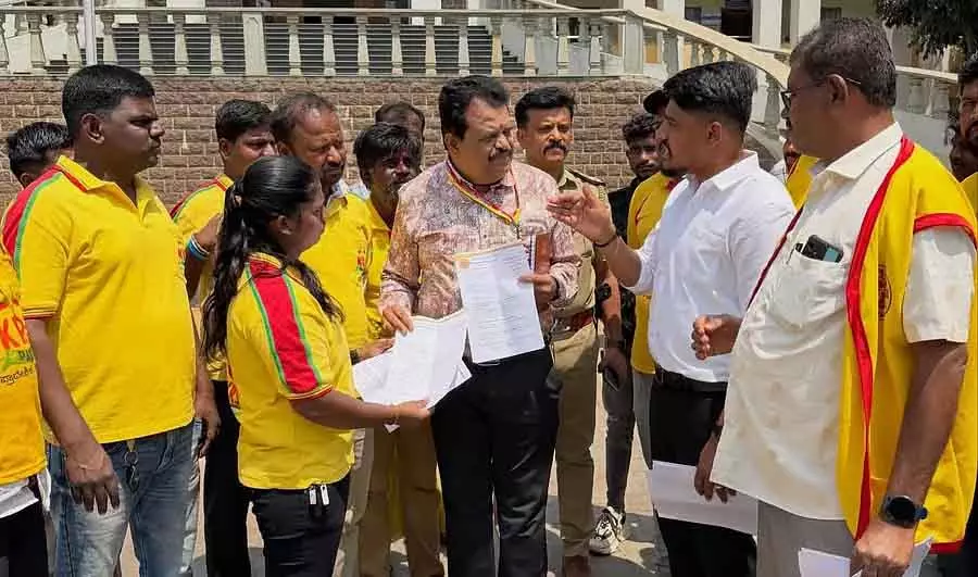 KRS पार्टी के नेताओं ने ग्रामीण इलाकों में अवैध शराब की बिक्री रोकने की अपील की KRS पार्टी के नेताओं ने ग्रामीण इलाकों में अवैध शराब की बिक्री रोकने की अपील की