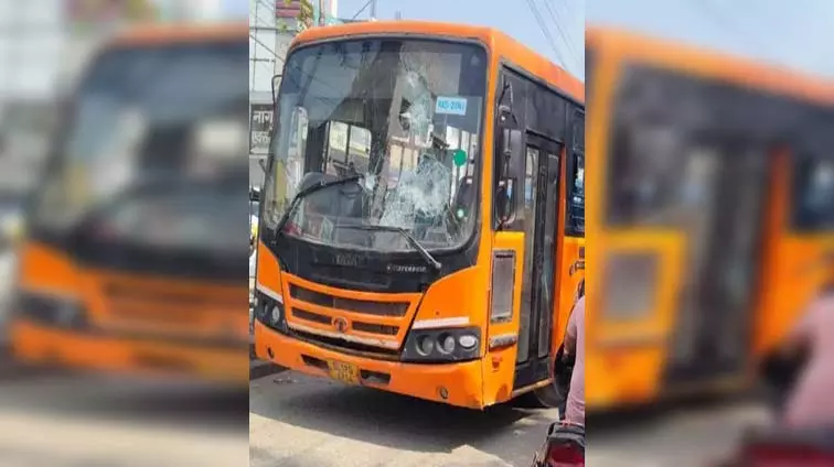 बस ने कई लोगों को कुचला, दो की मौत बस ने कई लोगों को कुचला, दो की मौत