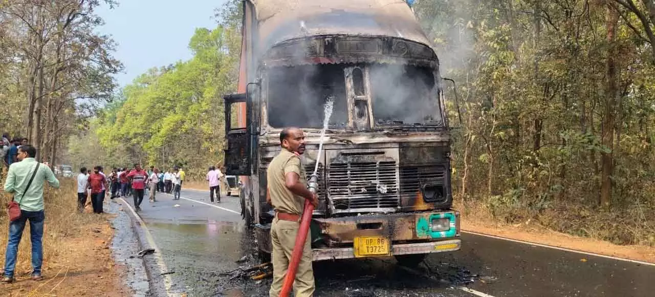 Odisha: संबलपुर में कंटेनर ट्रक-मोटरसाइकिल की टक्कर में आग लगने से 3 की मौत Odisha: संबलपुर में कंटेनर ट्रक-मोटरसाइकिल की टक्कर में आग लगने से 3 की मौत