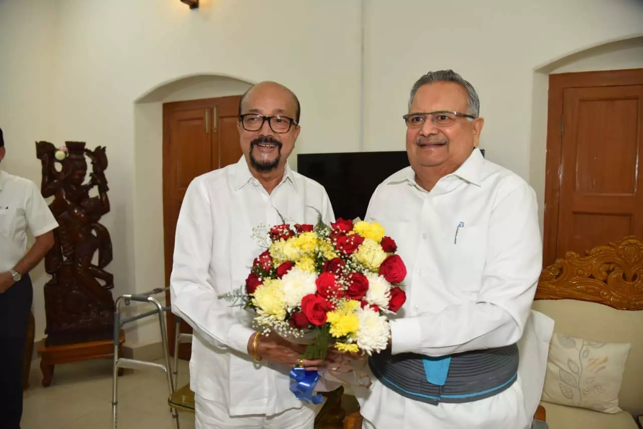 रमन सिंह के निवास पहुंचकर राज्यपाल रमेन डेका ने उनका कुशलक्षेम जाना रमन सिंह के निवास पहुंचकर राज्यपाल रमेन डेका ने उनका कुशलक्षेम जाना