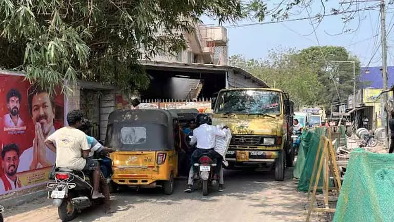 सेलाईवायल में SWD के काम में देरी से ट्रैफिक जाम सेलाईवायल में SWD के काम में देरी से ट्रैफिक जाम