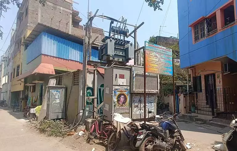 Chennai: वैकुंडपुरम में असुरक्षित ट्रांसफॉर्मर Chennai: वैकुंडपुरम में असुरक्षित ट्रांसफॉर्मर