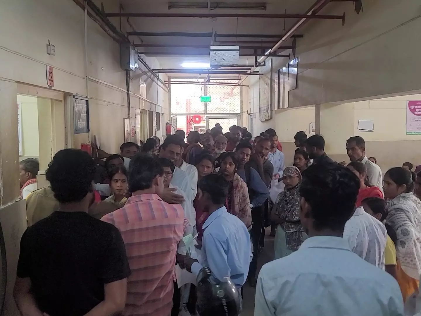 Farrukhabad: ओपीडी में दवा लेने के लिए लगी लंबी कतार, स्वास्थ्य केंद्रों में हलचल Farrukhabad: ओपीडी में दवा लेने के लिए लगी लंबी कतार, स्वास्थ्य केंद्रों में हलचल