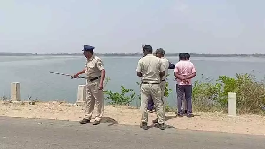Kolar के अधिकारियों की लापरवाही; झील पर कोई बैरियर नहीं Kolar के अधिकारियों की लापरवाही; झील पर कोई बैरियर नहीं