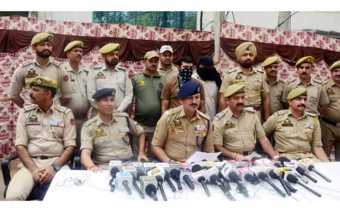 Jammu दक्षिण में 67 दिनों में 2.5 करोड़ रुपये की हेरोइन जब्त, 23 चोरी की गाड़ियां बरामद Jammu दक्षिण में 67 दिनों में 2.5 करोड़ रुपये की हेरोइन जब्त, 23 चोरी की गाड़ियां बरामद