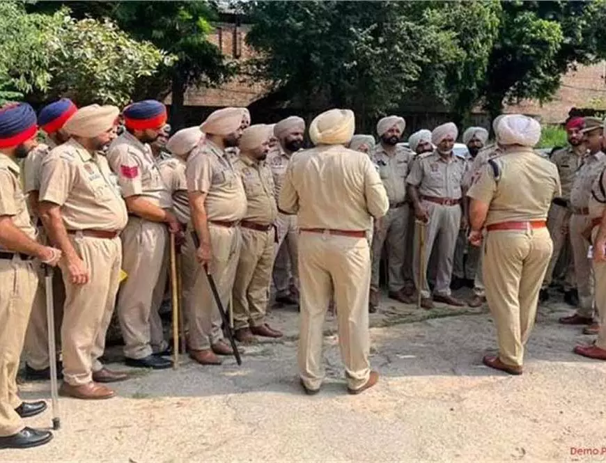 Ludhiana: नशे में धुत युवक ने लुधियाना पुलिस को बनाया निशाना, ASI पर कांच से हमला Ludhiana: नशे में धुत युवक ने लुधियाना पुलिस को बनाया निशाना, ASI पर कांच से हमला