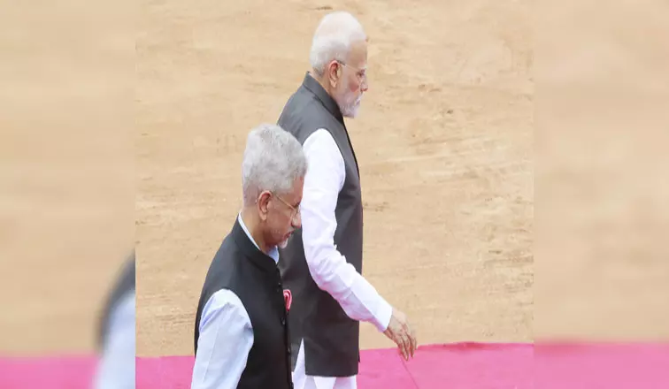 PM मोदी और गृह मंत्री अमित शाह की मौजूदगी में पश्चिमी एशिया के हालातों पर सरकार की अहम बैठक PM मोदी और गृह मंत्री अमित शाह की मौजूदगी में पश्चिमी एशिया के हालातों पर सरकार की अहम बैठक