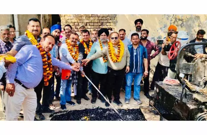 Randhawa ने सड़क पर काली पट्टी बिछाने का काम शुरू किया Randhawa ने सड़क पर काली पट्टी बिछाने का काम शुरू किया