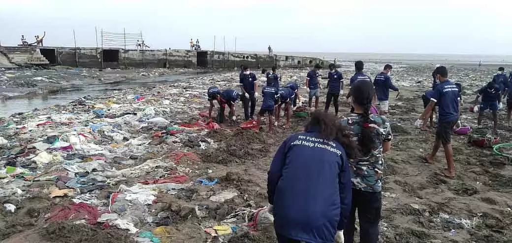 Mumbai : बीएमसी ने बांद्रा के चिंबई बीच की सफाई के लिए ₹1 करोड़ के कॉन्ट्रैक्ट को मंज़ूरी दी Mumbai : बीएमसी ने बांद्रा के चिंबई बीच की सफाई के लिए ₹1 करोड़ के कॉन्ट्रैक्ट को मंज़ूरी दी