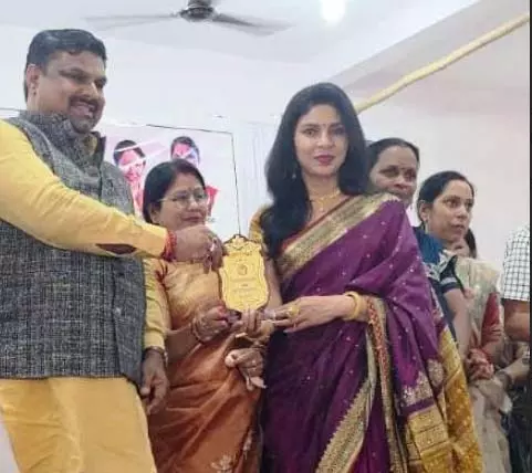 प्रेरणा का सम्मान किया कैबिनेट मंत्री यादव ने प्रेरणा का सम्मान किया कैबिनेट मंत्री यादव ने
