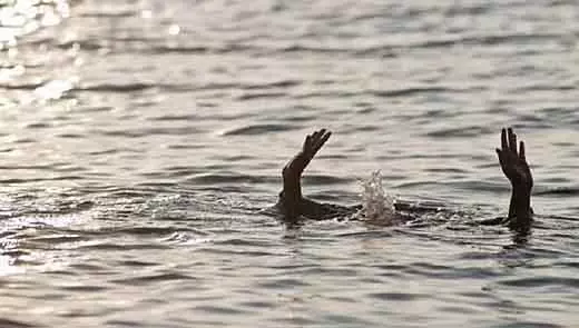 Jalgaon : गिरना नदी में डूबते बच्चों को बचाने की कोशिश में दो की मौत Jalgaon : गिरना नदी में डूबते बच्चों को बचाने की कोशिश में दो की मौत