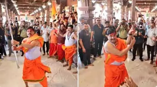 MP : मुख्यमंत्री ने उज्जैन में रंग पंचमी ‘गैर’ जुलूस के दौरान हथियारों के करतब दिखाए MP : मुख्यमंत्री ने उज्जैन में रंग पंचमी ‘गैर’ जुलूस के दौरान हथियारों के करतब दिखाए