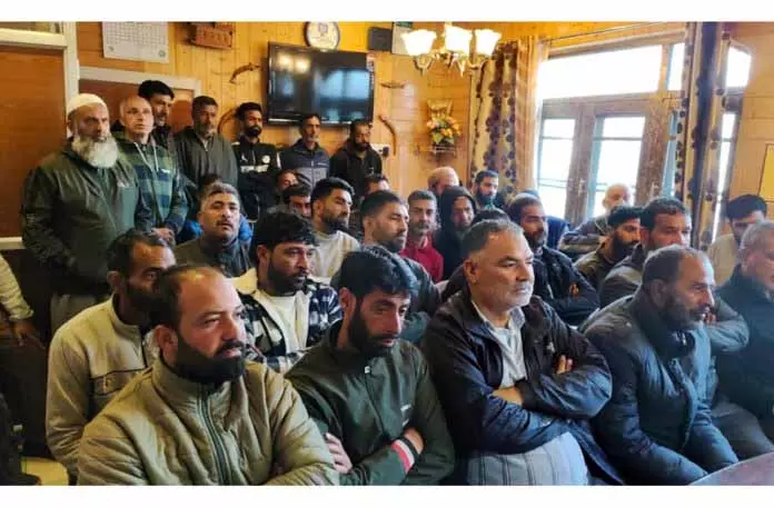 Baramulla के ट्रांसपोर्टरों ने बकाया पेमेंट जारी करने की मांग की Baramulla के ट्रांसपोर्टरों ने बकाया पेमेंट जारी करने की मांग की