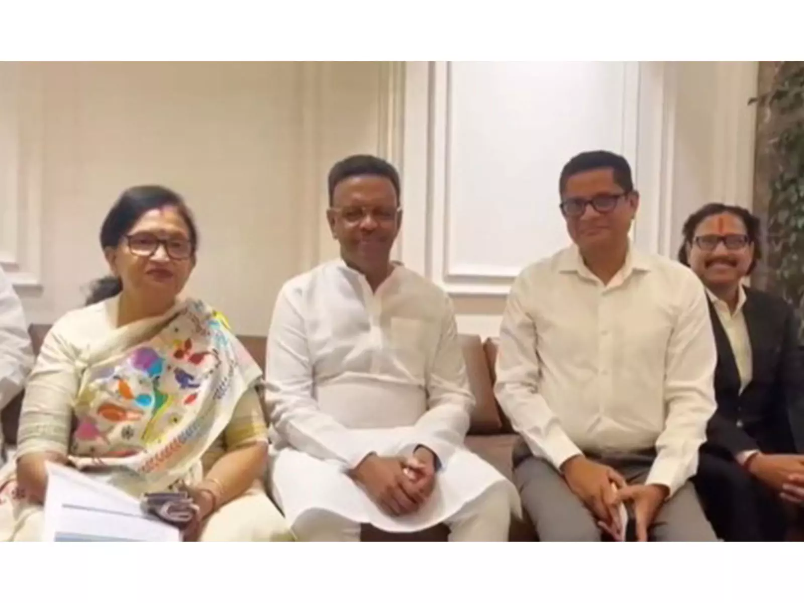 बंगाल में SIR विवाद के बीच TMC प्रतिनिधिमंडल ने ECI के साथ मीटिंग के दौरान अपमान का आरोप लगाया बंगाल में SIR विवाद के बीच TMC प्रतिनिधिमंडल ने ECI के साथ मीटिंग के दौरान अपमान का आरोप लगाया