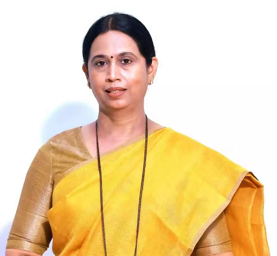 Cylinder की कीमत में बढ़ोतरी: लक्ष्मी हेब्बालकर ने विवाद खड़ा किया Cylinder की कीमत में बढ़ोतरी: लक्ष्मी हेब्बालकर ने विवाद खड़ा किया